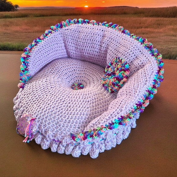 Handmade Crochet Luxury Cat / Small Pet Lacey Couch Bed - Picture 4 of 7